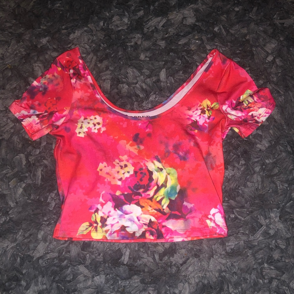 6 for $20 Decree size medium floral crop top